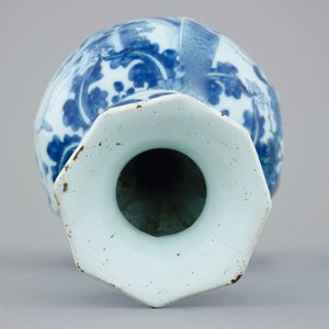Een blauw-witte Delftse vaas met chinoiseriedecor, eind 17e eeuw — foto 5