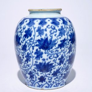 Een blauw-witte Delftse vaas met decor van lotusslingers in Ming-stijl, eind 17e eeuw — foto 1