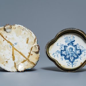 Een blauw-witte Delftse vierlobbige dekseldoos met bronsmontuur, begin 18e eeuw — foto 7