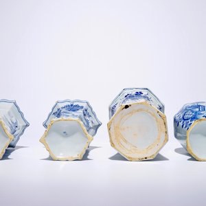 Een blauw-witte driedelige Delftse garnituur, hierbij een grote trechtervormige vaas, 18e eeuw — foto 6