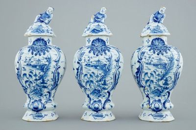 Een blauw-witte driedelige Delftse garnituur met chinoiserie landschappen, 18e eeuw