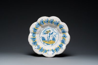Een blauw-witte en gele plooischotel met een putto met een valk, Delft of Haarlem, 17e eeuw