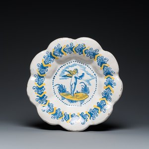 Een blauw-witte en gele plooischotel met een putto met een valk, Delft of Haarlem, 17e eeuw — foto 1