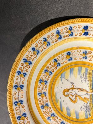 Een blauw-witte en gele schotel met een putto, atelier Verstraeten, Haarlem, ca. 1640-1660 — foto 5