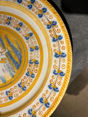 Een blauw-witte en gele schotel met een putto, atelier Verstraeten, Haarlem, ca. 1640-1660 — foto 10