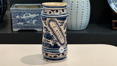 Een blauw-witte en mangane Portugees aardewerken albarello, 17e eeuw — foto 2