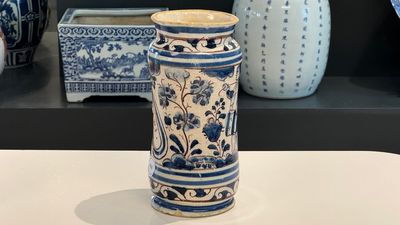 Een blauw-witte en mangane Portugees aardewerken albarello, 17e eeuw — foto 4