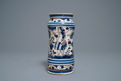 Een blauw-witte en mangane Portugees aardewerken albarello, 17e eeuw