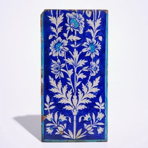 Een blauw-witte en turquoise Multan tegel met floraal decor, Sind, Pakistan, 18/19e eeuw — foto 1