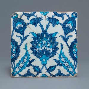 Een blauw-witte en turquoise tegel met floraal decor, Iznik, Turkije, ca. 1600 — foto 1