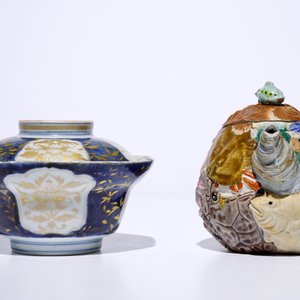 Een blauw-witte en vergulde Japanse Arita dekselkom, Edo, 17e eeuw en een Banko biscuit theepot, Meiji, 19e eeuw — foto 5