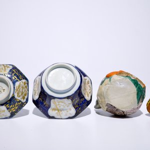 Een blauw-witte en vergulde Japanse Arita dekselkom, Edo, 17e eeuw en een Banko biscuit theepot, Meiji, 19e eeuw — foto 7