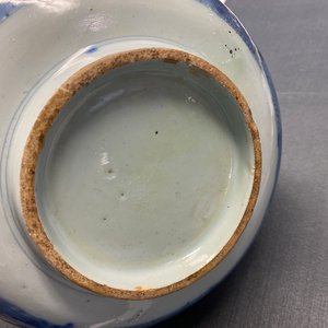 Een blauw-witte Engelse Delftse kom gedateerd 1684 — foto 17