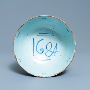 Een blauw-witte Engelse Delftse kom gedateerd 1684 — foto 6