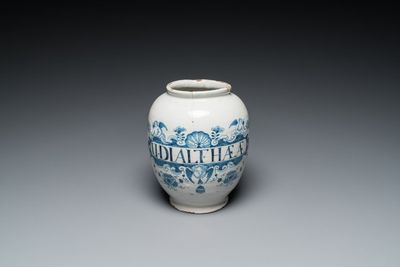 Een blauw-witte Engelse Delftware apothekerspot, wellicht Londen, 18e eeuw
