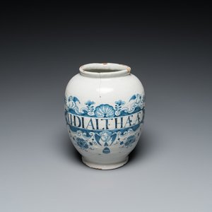 Een blauw-witte Engelse Delftware apothekerspot, wellicht Londen, 18e eeuw — foto 1