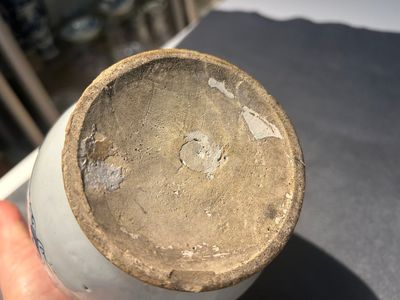 Een blauw-witte Engelse Delftware apothekerspot, wellicht Londen, 18e eeuw — foto 2