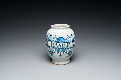 Een blauw-witte Engelse Delftware apothekerspot, wellicht Londen, 18e eeuw