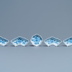 Een blauw-witte Engelse Delftware vijfdelige zoetvleesschotel, 18e eeuw — foto 3