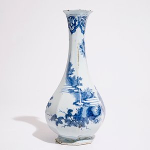 Een blauw-witte flesvormige chinoiserie vaas in Delftse stijl, Frankfurt of Nevers, 17e eeuw — foto 2