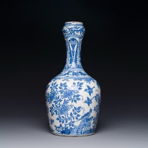Een blauw-witte flesvormige vaas met chinoiserie decor, Delft of Haarlem, 1e helft 17e eeuw — foto 2