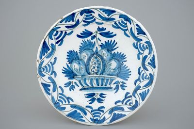 Een blauw-witte Friese majolica schotel met fruitmand, 18e eeuw