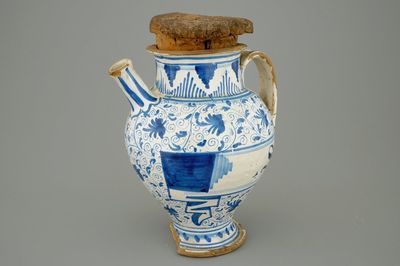 Een blauw-witte Italiaanse siroopkan, Faenza, 16/17e eeuw