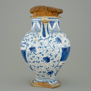 Een blauw-witte Italiaanse siroopkan, Faenza, 16/17e eeuw — foto 3