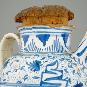 Een blauw-witte Italiaanse siroopkan, Faenza, 16/17e eeuw — foto 8