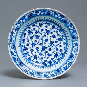 Een blauw-witte Iznik schotel met floraal decor, Turkije, eind 16e eeuw — foto 1