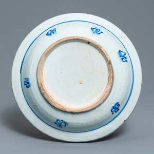 Een blauw-witte Iznik schotel met floraal decor, Turkije, eind 16e eeuw — foto 2