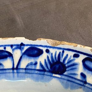 Een blauw-witte Iznik schotel met floraal decor, Turkije, eind 16e eeuw — foto 4