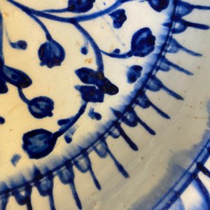 Een blauw-witte Iznik schotel met floraal decor, Turkije, eind 16e eeuw — foto 8