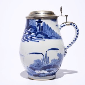 Een blauw-witte Japanse Arita bierpul met deksel in Nederlands zilver, Edo, 17e eeuw — foto 2