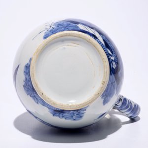 Een blauw-witte Japanse Arita bierpul met deksel in Nederlands zilver, Edo, 17e eeuw — foto 8