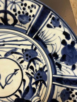 Een blauw-witte Japanse Arita schotel met VOC monogram, Edo, 17e eeuw — foto 3