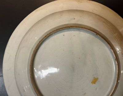 Een blauw-witte Japanse Arita schotel met VOC monogram, Edo, 17e eeuw — foto 8