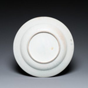 Een blauw-witte Japanse Arita schotel met VOC monogram, Edo, 17e eeuw — foto 2