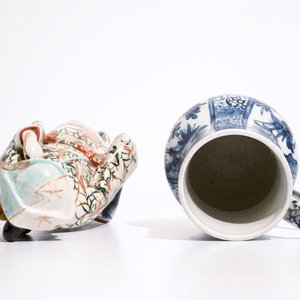 Een blauw-witte kan en een bord in Japans Arita porselein, 17/18e eeuw, hierbij een Imari figuur, 18/19e eeuw — foto 8