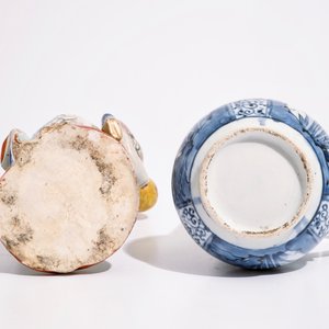 Een blauw-witte kan en een bord in Japans Arita porselein, 17/18e eeuw, hierbij een Imari figuur, 18/19e eeuw — foto 9