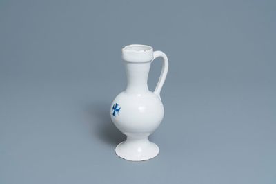 Een blauw-witte kan met een heraldisch kruis, Frankrijk of Duitsland, 17e eeuw