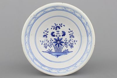 Een blauw-witte kom in Brussels aardewerk, 18/19e