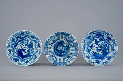 Een blauw-witte kraak porseleinen klapmuts kom en 2 borden, Wanli, 1573-1619