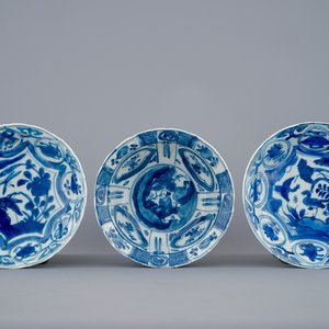 Een blauw-witte kraak porseleinen klapmuts kom en 2 borden, Wanli, 1573-1619 — foto 1