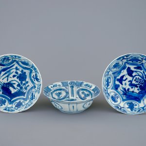 Een blauw-witte kraak porseleinen klapmuts kom en 2 borden, Wanli, 1573-1619 — foto 2