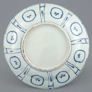 Een blauw-witte kraak porseleinen schotel met eenden, Wanli, 1573-1619 — foto 2