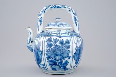 Een blauw-witte kraak porseleinen wijnpot met deksel, Wanli, 1573-1619