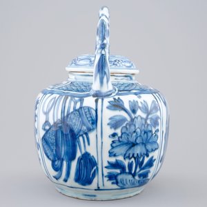 Een blauw-witte kraak porseleinen wijnpot met deksel, Wanli, 1573-1619 — foto 4