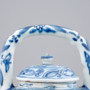 Een blauw-witte kraak porseleinen wijnpot met deksel, Wanli, 1573-1619 — foto 5