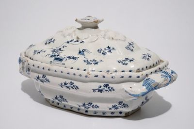 Een blauw-witte “La Haie Fleurie” terrine met deksel in Brussels aardewerk, 18e eeuw